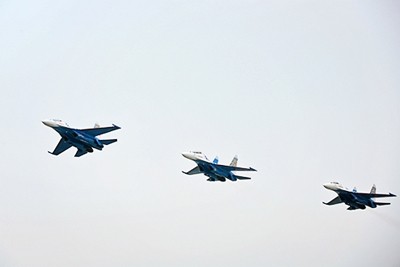 Các máy bay tiêm kích Su-27 bay đội hình cùng "gà mẹ" IL-76 hạ dần độ cao.